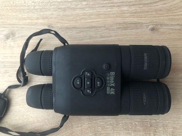 De ATN BinoZ-4K-16x is een digitale dag-en nachtzichtkijker met ingebouwde afstandmeter en infra rood verlichting. De kijker kan communiceren via Blue tooth/Wifi waarmee beelden zijn te streamen, maar ook ballistische gegevens naar een richtkijker.
