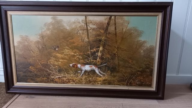 Mooi groot schilderij jachttafereel van jachthond. Gesigneerd Ferdinand.
Antiek schilderij verf op doek. 140 cm bij 82 cm (incl. lijst). Mooi voor in een jachthut, jachtkamer of hal. Alleen afhalen. tel 06-53924718