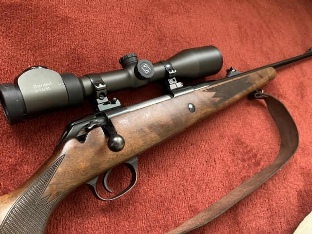 Mauser 7x64 kcal kogelbuks, model 225 i.c.m. Zeiss Duralyt kijker (3-12x50) met lichtpunt. De montage is een EAW zwenkmontage. Een uitstekende complete allround set. Het geheel is in perfecte staat.